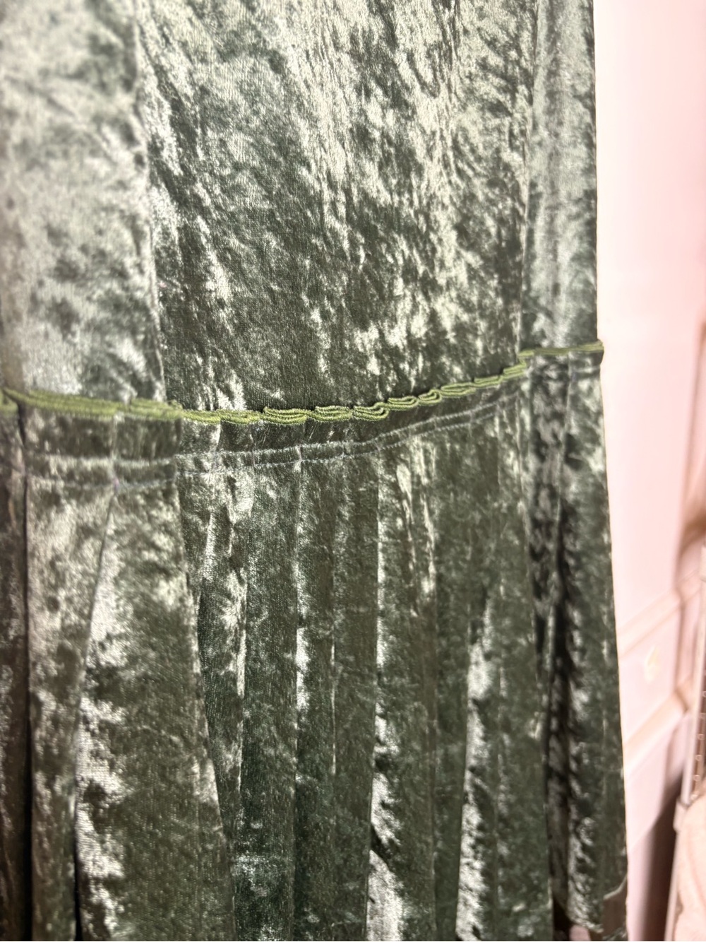 Sleeveless 1920’s inspired Olive Green Velvet Pleated Dress with Contrast Trim - Picture 5 of 16